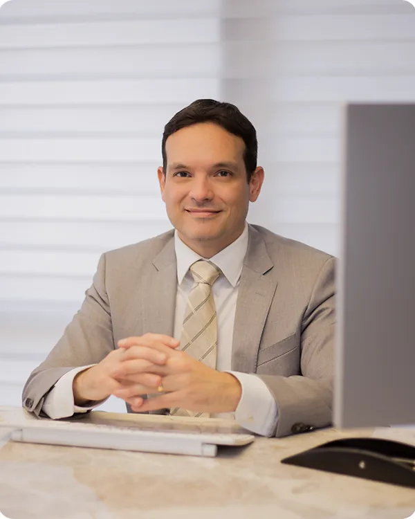 Dr. Luciano Prestes no consultório