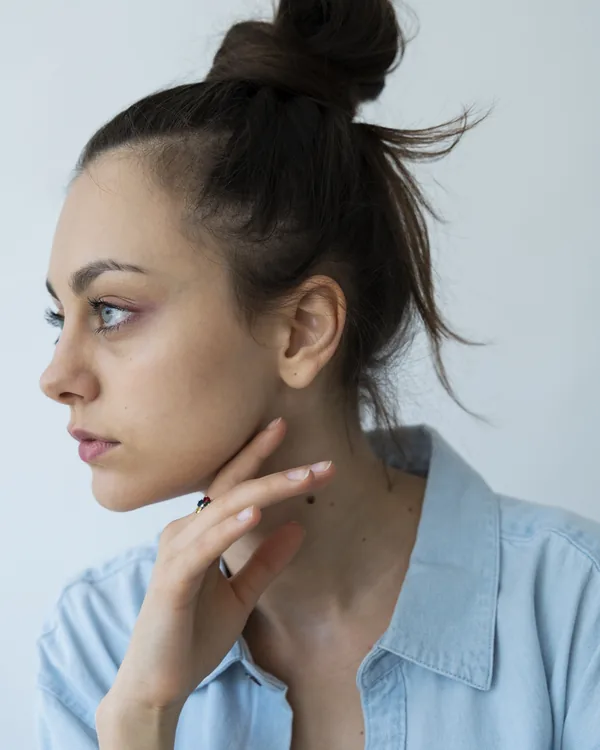 Perfil de mulher com a orelha à mostra