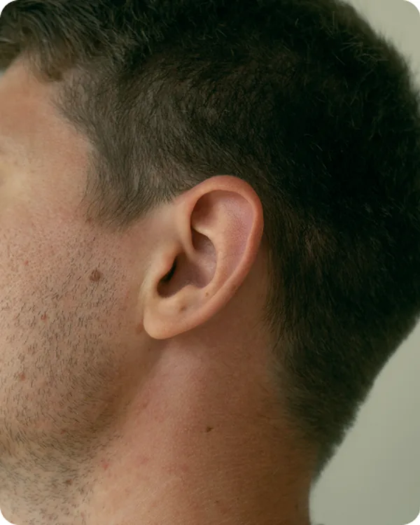 Detalhe de orelha masculina